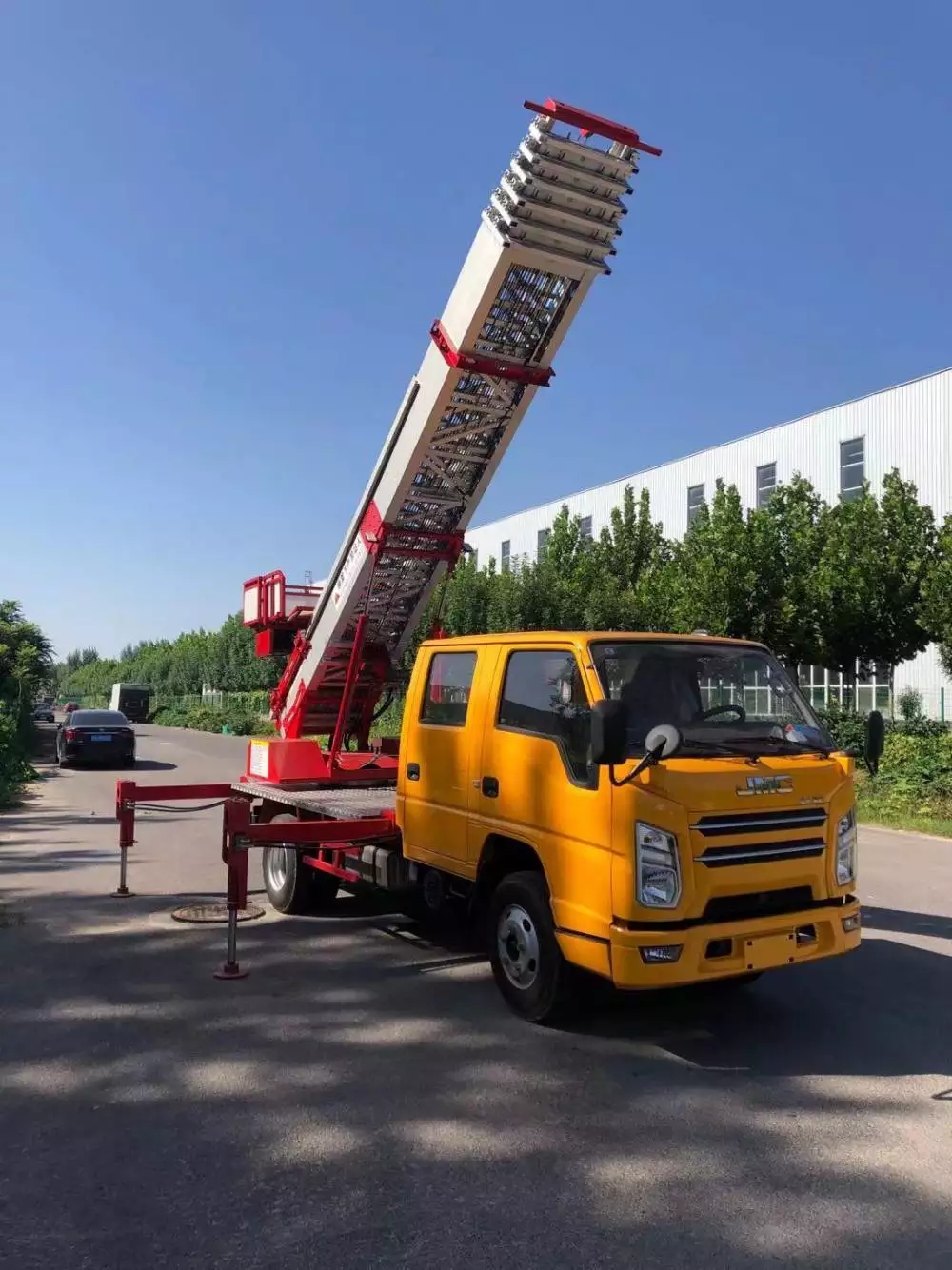 安吉县附近的云梯车出租服务：轻松解决高空作业需求