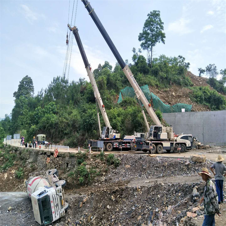 安吉县汽车掉沟里叫吊车救援要多少钱